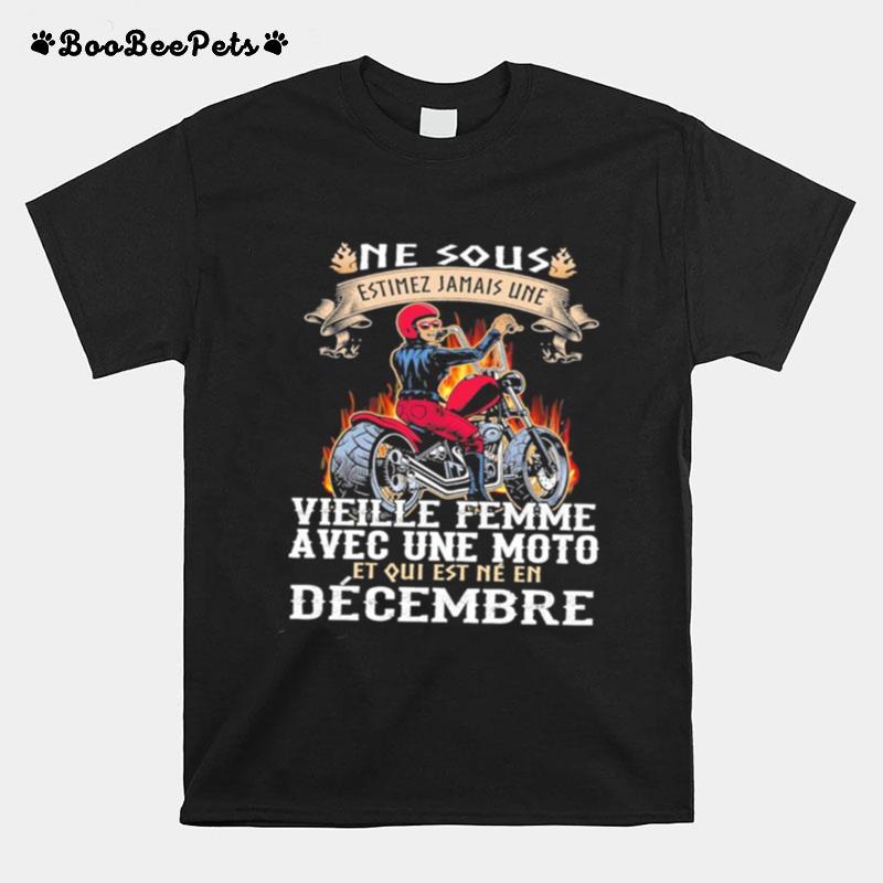 Ne Sous Vieille Femme Avec Une Moto Et Qui Est Ne En Decembre T-Shirt