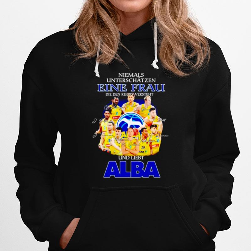 Niemals Unterschatzen Eine Frau Die Den Rugby Versteht Und Liebt Alba Signatures Hoodie