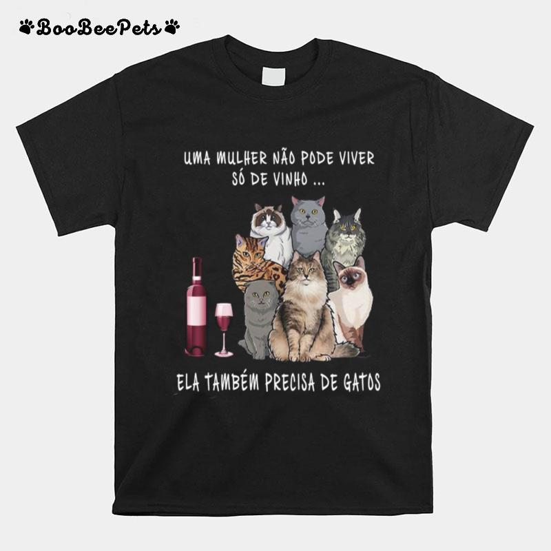 Uma Mulher Nao Pode Viver So De Vinho Ela Tambem Precisa De Gatos T-Shirt