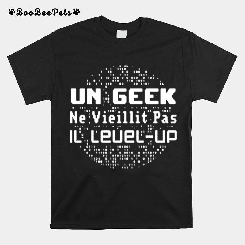 Un Geek Ne Vieillit Pas Il Level Up T-Shirt