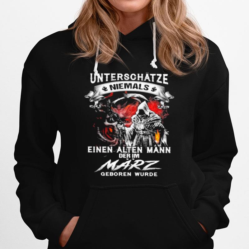 Underschatze Neimals Einen Alten Mann Der Om Marz Geboren Wurde Hoodie