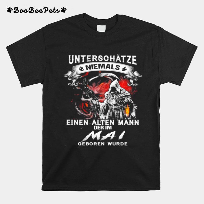 Unterschatze Niemals Einen Alten Mann Der Im Mai Geboren Wurde Skull T-Shirt