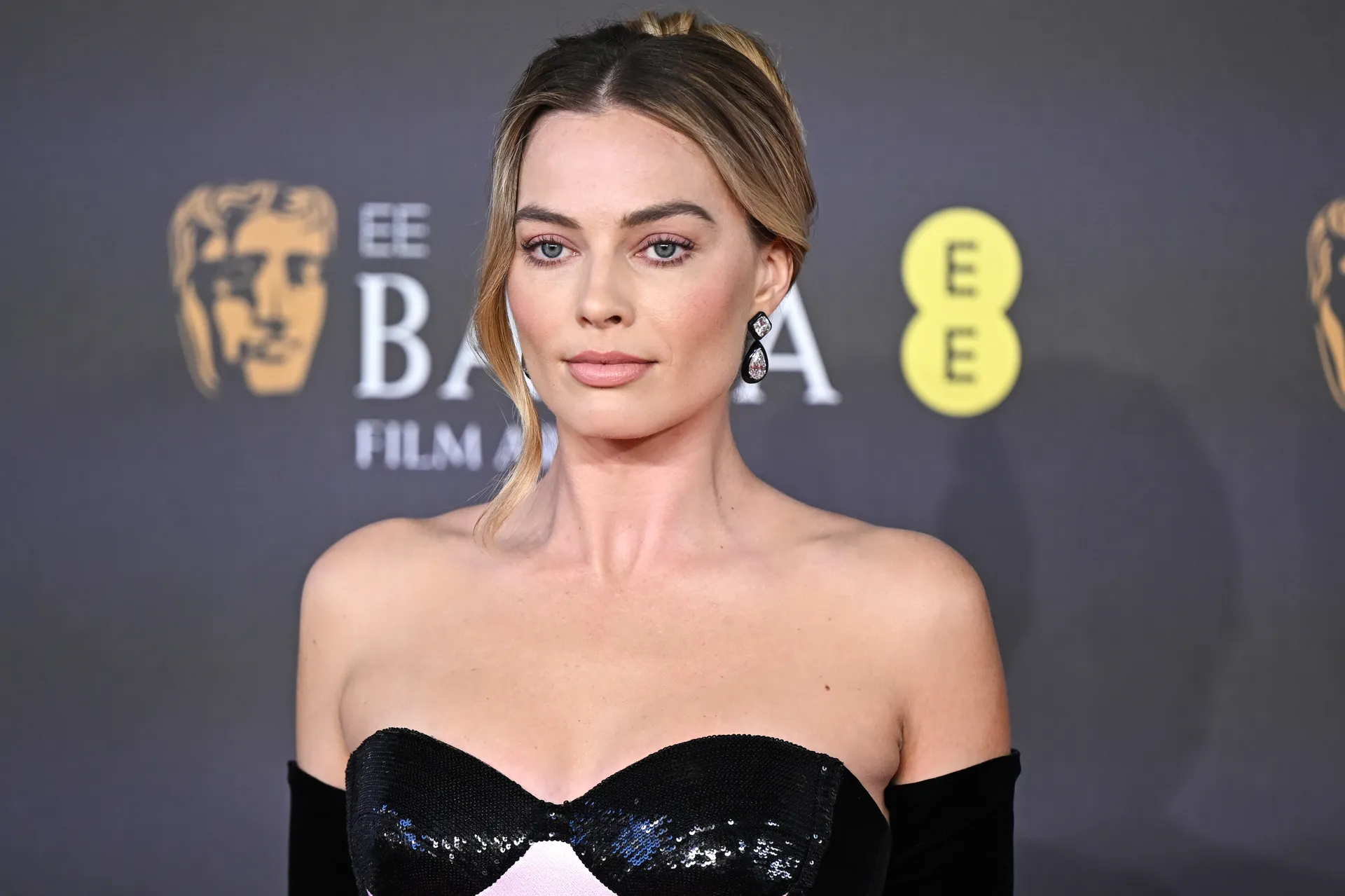 Margot Robbie Adds a Gothic Twist to Her Barbie Style at the 2024 BAFTAs Red Carpet A stunning entrance that steals the show.